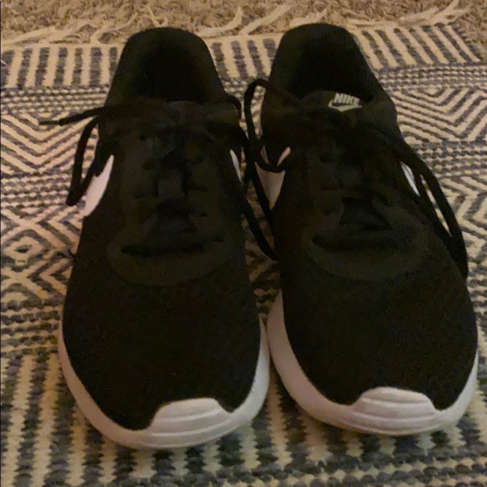 size 9 Nike shoes